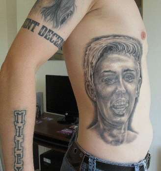 <p>Em sua página do Facebook, McCoid mostra o corpo tatuado com imagens da cantora</p>