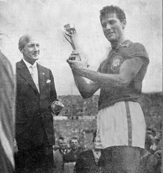 <p>Bellini foi o primeiro jogador brasileiro a levantar a taça da Copa do Mundo</p>