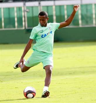 Carlos Eduardo volta a treinar com bola (Foto: Rosiron Rodrigues / Goiás E.C.)