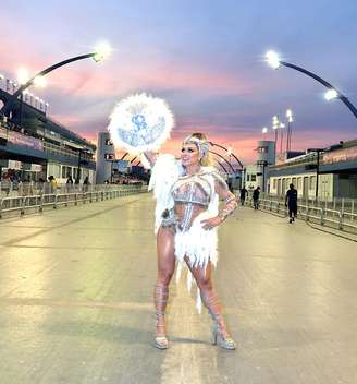 Para lutar uma guerra de paz, por justiça social, Renata vestiu o branco da paz e o escudo da guerra - Espaço Luz Atelier  