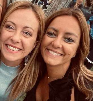 Giorgia Meloni (à esquerda) postou uma foto dela com Nicoletta Golisano