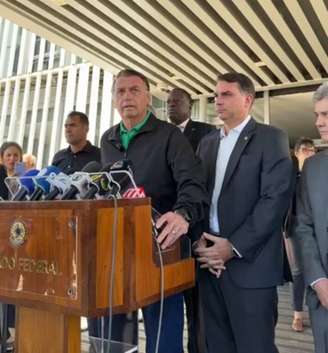 Jair Bolsonaro visitou o gabinete do filho, Flávio Bolsonaro, nesta quinta-feira, 17