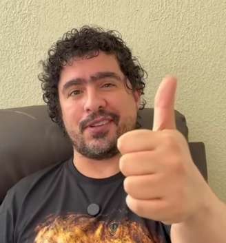 O youtuber e pesquisador Pirula em vídeo publicado em suas redes sociais em 12 de julho de 2026, erca de um ano e dois meses após sofrer um AVC.