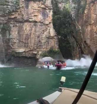 Pedra gigante desabou sobre barcos em lago de Capitólio