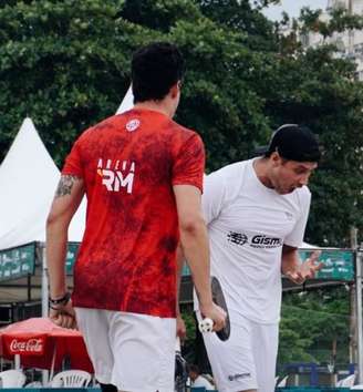 Daniel Schmitt de branco e Galeazzi de vermelho 