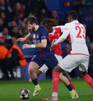 Kvaratshelia fiu um dos destaques do empate entre Paris Saint-Germain e Mônaco no Parque dos Príncipes.