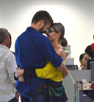 Fernanda Lima e Rodrigo Hilbert foram clicados em um momento romântico nesta terça-feira (15). Enquanto aguardavam embarque no aeroporto Santos Dumont, no Rio de Janeiro, o casal trocou beijos e abraços