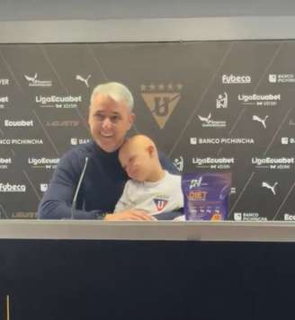 Tiago Nunes levou seu filho, pessoa com Síndrome de Down, a coletiva de imprensa após vitória da LDU no Campeonato Equatoriano.