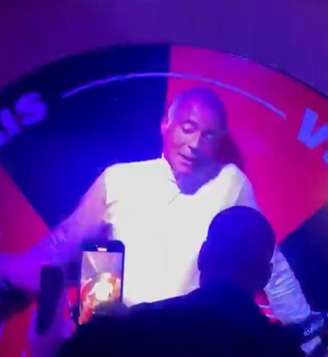 Romário foi gravado amarrado numa roleta durante festa nos Estados Unidos.