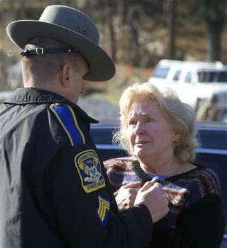Policial fala com mulher em frente à escola primária Sandy Hook após tiroteio em Newtown, nos EUA. Um total de 28 pessoas morreu depois de um tiroteio numa escola no Estado norte-americano do Connecticut e em um local próximo, informou a polícia nesta sexta-feira. 14/12/2012