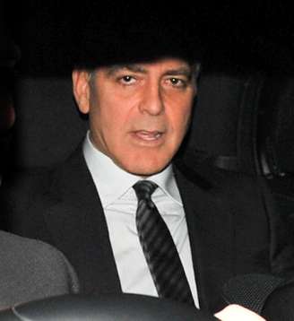 George e Amal Clooney comemoram casamento na Inglaterra 