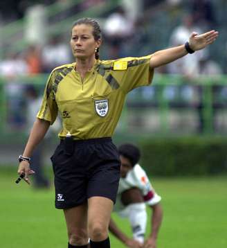 A juíza de futebol Sílvia Regina em ação durante partida entre as equipes do Santos e do Marília, válida pelo Campeonato Paulista 2004, no Parque Antártica.