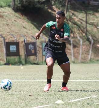 Rodrigo em treino pelo Maringá. 