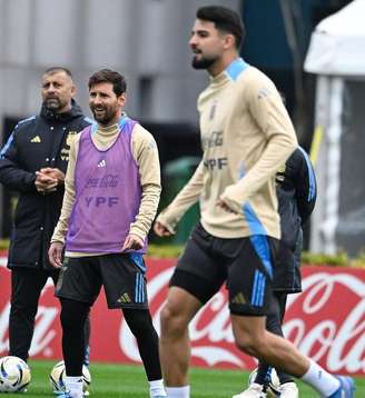 Flaco López (à frente), atacante do Palmeiras, em sessão de treinamentos na seleção argentina com Lionel Messi (ao fundo)