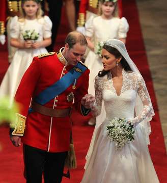 <p>O vestido de noiva de Kate Middleton, o mais festejado dos últimos tempos, é da grife de Alexander McQueen</p>