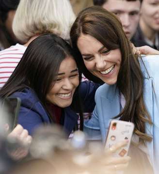 Família Real Britânica compartilha foto de brasileira na coroação do Rei Charles III