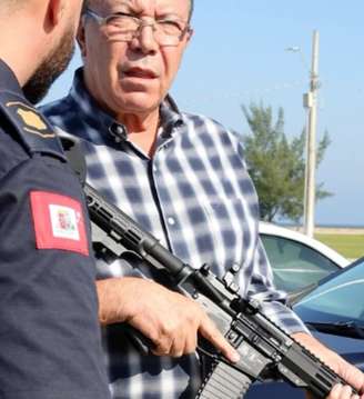 Prefeito Orvino Coelho exibe novo fuzil da Guarda Municipal de São José.