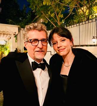 Diretor de O Agente Secreto posa com Mia Goth no after party