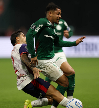 O jogador Vitor Roque, do Palmeiras, disputa bola com o jogador do Cerro Porteño, durante partida válida pelas oitavas de final, ida, da Conmebol Libertadores, na arena Nubank Parque. 