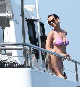 Katy Perry tomou sorvete, pulou no mar e dançou o twerk em iate 