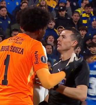 Hugo Souza, goleiro do Corinthians, conversando com o árbitro do jogo contra o Rosario Central, pela Libertadores