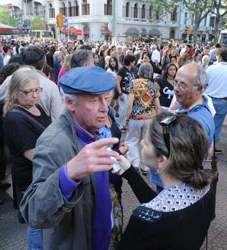 O escritor uruguaio Eduardo Galeano dá entrevista durante a manifestação 