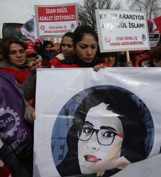 Mulheres turcas seguram um cartaz de Ozgecan Aslan, cujo corpo foi encontrado em Mersin, no sul da Turquia, durante protesto realizado em frente ao Parlamento em Ancara, Turquia, em 18 de fevereiro