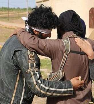 Condenado à morte por ser gay, iraquiano abraça executor