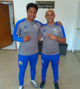 Basílio, à direita, trabalhará no Departamento de Avaliação e Captação de jogadores no Santos (Reprodução)