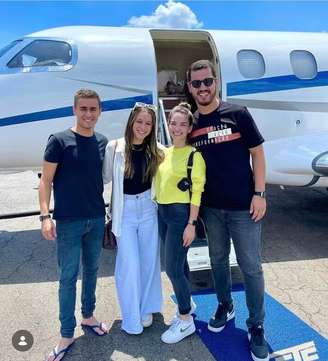 Nikolas Ferreira posou em frente à aeronave Embraer 505 Phenom 300 de Vorcaro