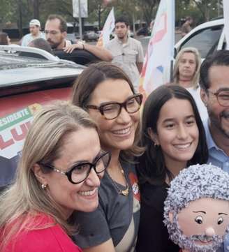 Janja adesivou carros nesta terça-feira, 15, em Brasília, em ação da campanha de Lula