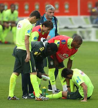 <p>Neymar sentiu o tornozelo durante o treinamento</p>