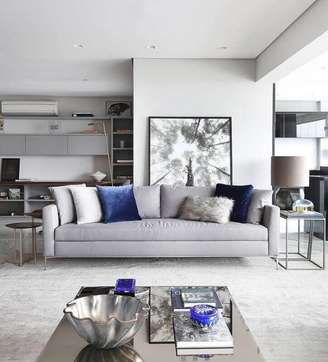 1. Sala ampla e moderna decorada com tapete cinza claro e almofadas com texturas diferentes – Foto: Pinterest