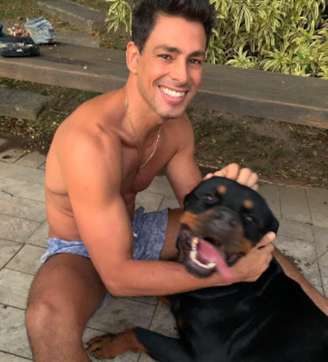 Cauã Reymond em foto com seu cachorro, Romeu, que morreu por envenenamento