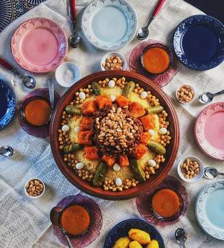 O cuscuz marroquino conquistou cozinhas mundo afora pela rapidez no preparo, versatilidade e facilidade de combinação com diferentes ingredientes. Feito de pequenos grânulos de sêmola de trigo, ele pode compor refeições leves, saborosas e nutritivas. Conheça o método de hidratação que dispensa o cozimento direto e descubra como aproveitar melhor esse ingrediente.