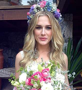 Fiorella Matheis usou o cabelo com ondas e uma guirlanda de flores em seu casamento com Flávio Canto 