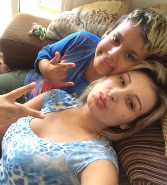 Andressa Urach se recupera na casa da mãe e tira selfie com o filho Arthur