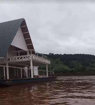 Pescadores ajudaram a levar o restaurante de volta