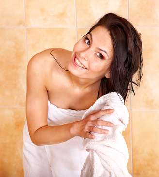 Para evitar o frizz, seque o cabelo apertando e não esfregando a toalha nos fios 