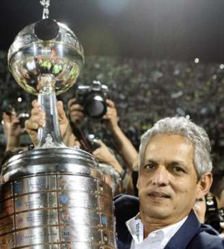 Reinaldo Rueda com a taça da Libertadores, que ele venceu com Guerra no Nacional (Foto: Reprodução)