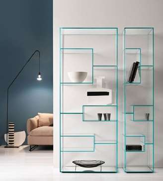 1. O design da estante de vidro é como uma obra de arte na parede. Fonte: Pinterest