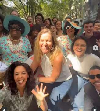 A diretora Natália Grimberg e a autora Alessandra Poggi ao lado de parte do elenco de 'Garota do Momento' no último dia de gravações da novela