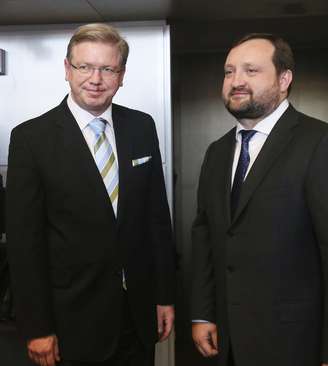 O secretário da UE Stefan Füle e o vice premiê ucraniano Serhiy Arbuzov após reunião em Bruxelas