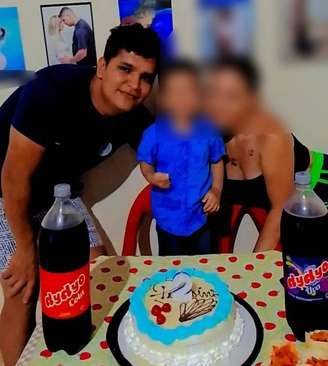 Keoma de Oliveira foi demitido depois de aparecer em foto de aniversário com refrigerante concorrente