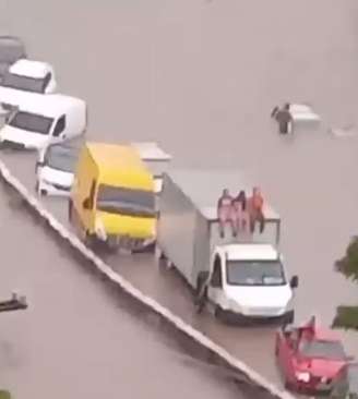 Avenida Carlos Caldeira Filho alagada após chuva nesta sexta-feira (16). Reprodução/Rede Globo
