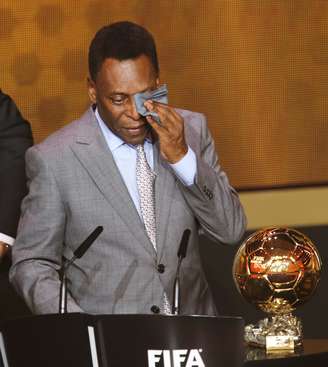 Pelé não conteve as lágrimas e chorou no palco de premiação
