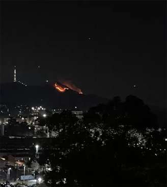 Um incêndio atinge o Pico do Jaraguá na noite deste sábado, 27.