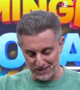 O apresentador Luciano Huck na abertura do 'Domingão' após eliminação do Brasil para a Noruega na Copa do Mundo de 2026.