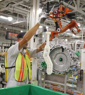 Trabalhador de fábrica da Ford monta transmissão híbrida nos EUA