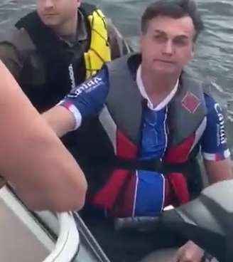 O presidente Jair Bolsonaro durante passeio de jet ski